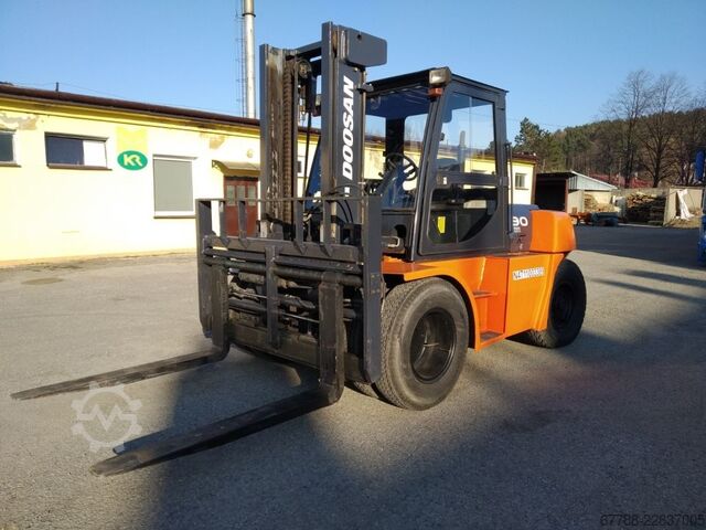 Viljuškar sa četiri točka DOOSAN D90S-5 / 9 ton