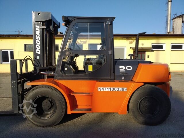 Viljuškar sa četiri točka DOOSAN D90S-5 / 9 ton