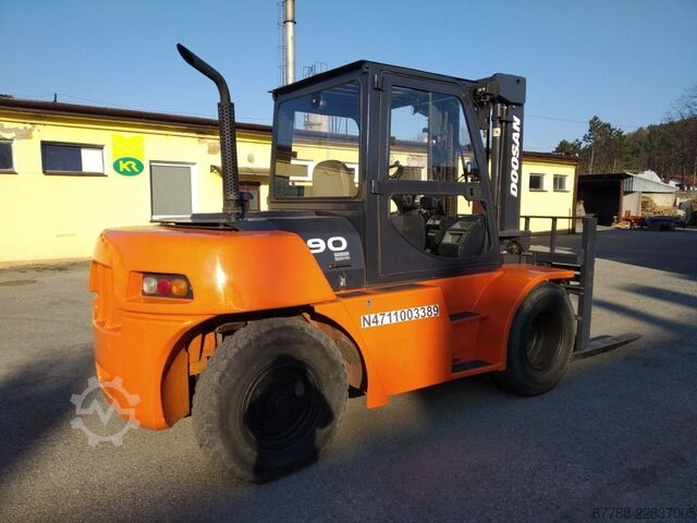 Viljuškar sa četiri točka DOOSAN D90S-5 / 9 ton