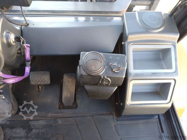 Viljuškar sa četiri točka DOOSAN D90S-5 / 9 ton