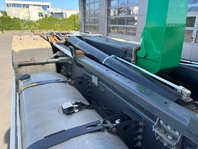รถบรรทุกขนถ่ายตู้คอนเทนเนอร์แบบตะขอ (roll-off) VOLVO FH420-6X2/4-MOTORSEITIG-KFZ BRIEF-TOP