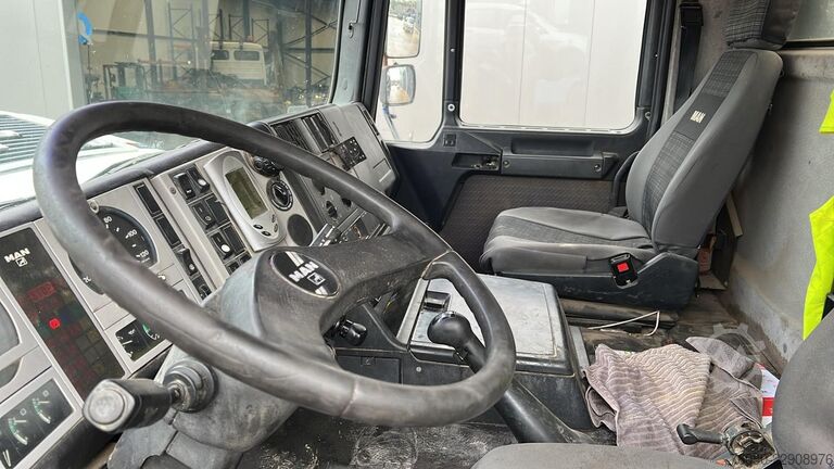 Volquete de 3 lados MAN 33.463 (STEEL SUSP. / CLEAN TRUCK / GOOD TYRES ...