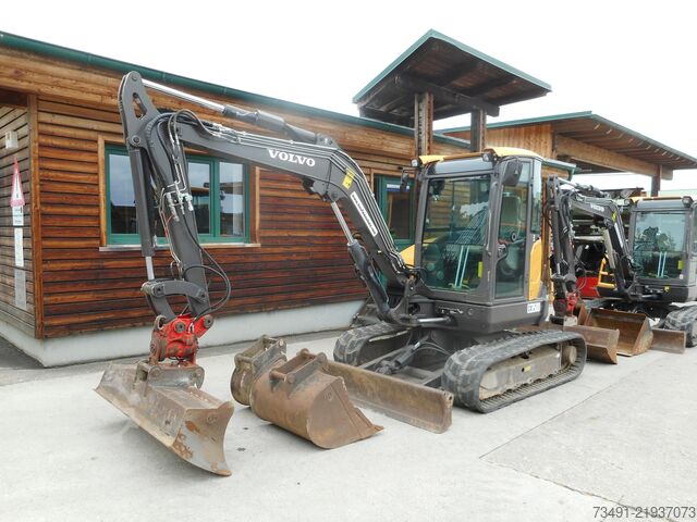 Mini-escavadora Volvo ECR50D mit POWERTILT