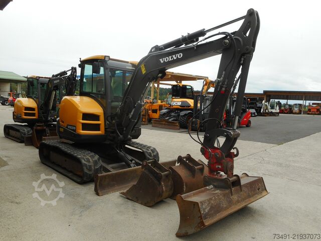Mini-escavadora Volvo ECR50D mit POWERTILT