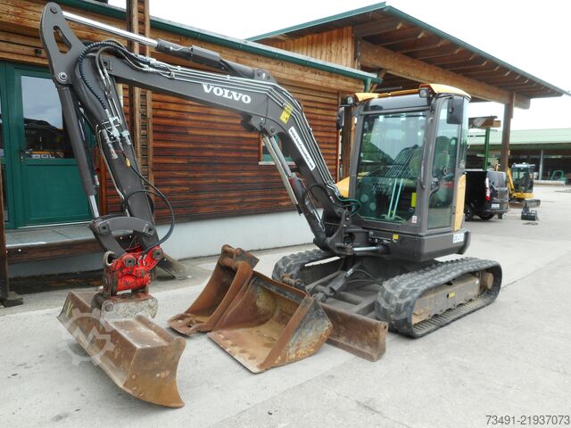 Mini-escavadora Volvo ECR50D mit POWERTILT