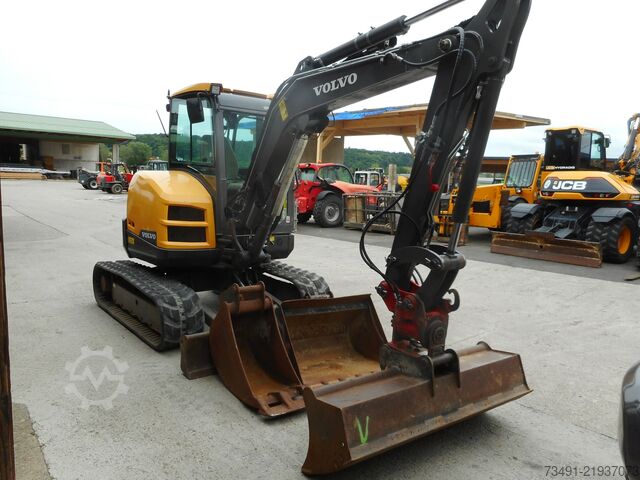 Mini-escavadora Volvo ECR50D mit POWERTILT