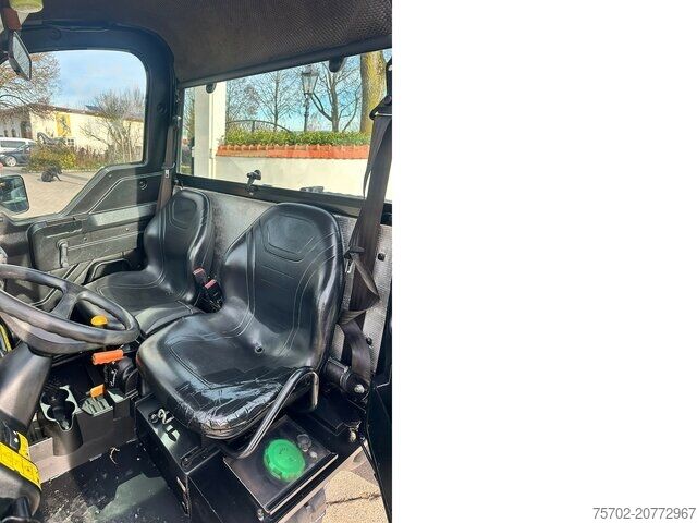 Yard tractor John-Deere Gator XUV 855D