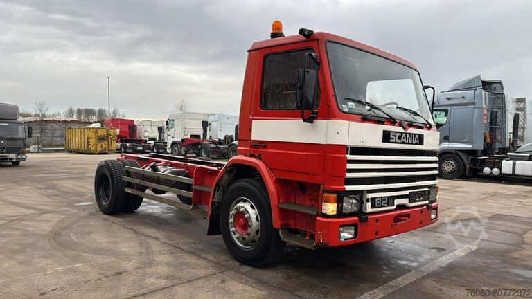 キャブ付きシャシー Scania 82 - 210 (LAMES / STEEL SUSP. / POMPE MANUELLE ...