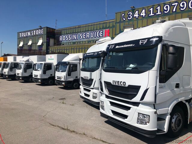 Pritsche mit Schiebeplanen und Ladebordwand. Iveco EUROCARGO 120E25P