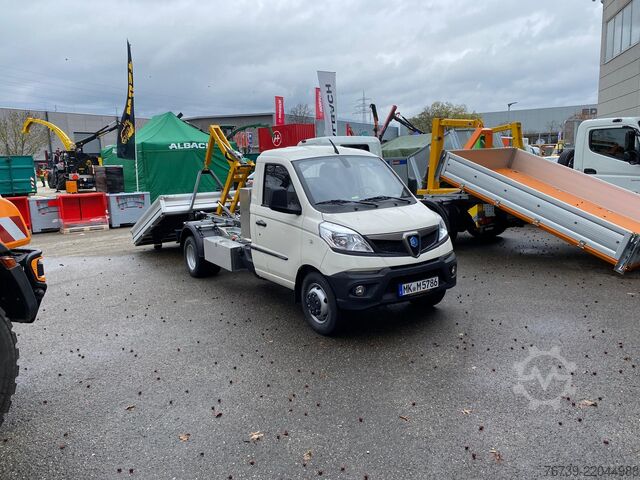 Kravas mikroautobuss ar pašizgāzēju Piaggio Porter Kipper