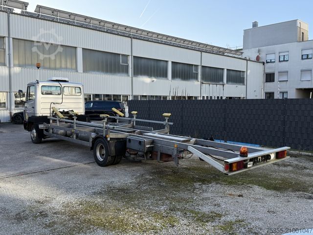 面包车底盘 MERCEDES-BENZ 814 Orig. 269.454km 8,45m Boot Boat Transporter