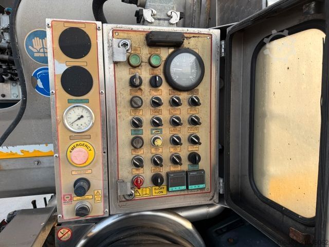 真空罐式卡车 MAN TGA 26.400 6x4 MORO 13.700 l. ADR Edelstahl