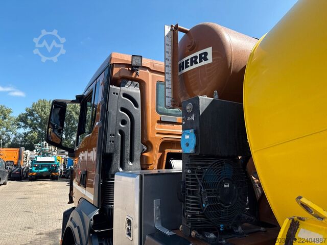 Truk pengaduk beton MAN 35.400 8x4 BB CH Betonmischer Liebherr