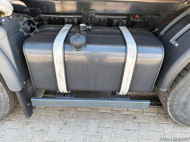 Truk pengaduk beton MAN 35.400 8x4 BB CH Betonmischer Liebherr