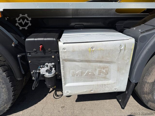 Truk pengaduk beton MAN 35.400 8x4 BB CH Betonmischer Liebherr