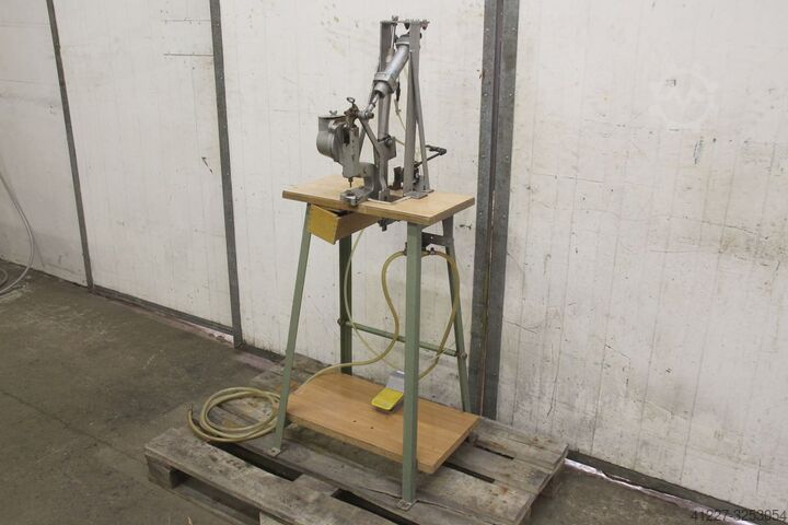 Mesin kancing Astor 862