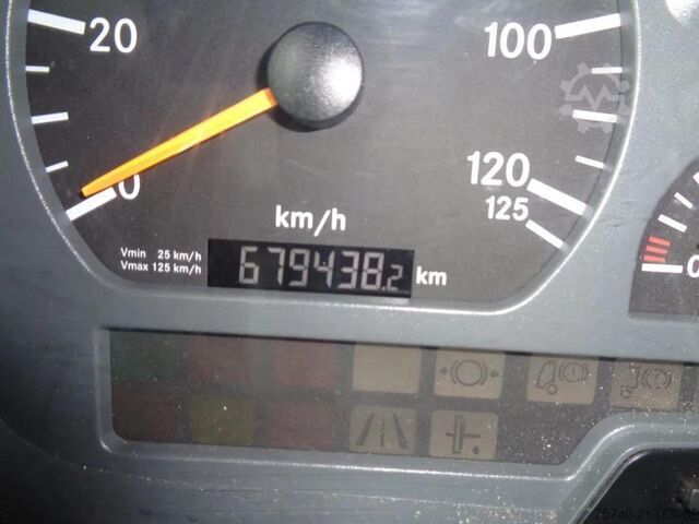 Beg pakaian Mercedes-Benz Atego 822 + Euro 5 + Dhollandia lift