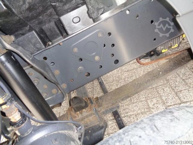 Beg pakaian Mercedes-Benz Atego 822 + Euro 5 + Dhollandia lift