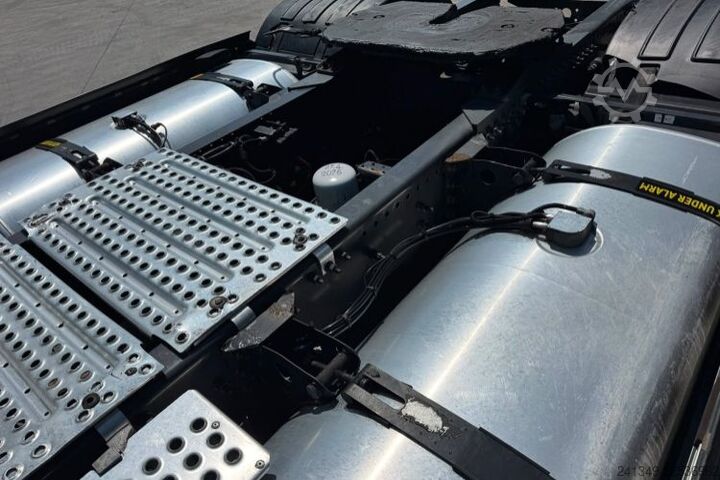 Standardní tahač VOLVO FH-460 XXL 2x Tanks 1200L