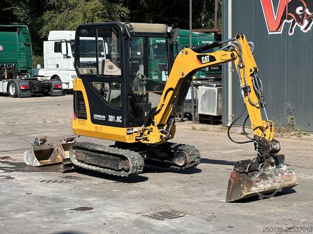 Mini excavator CATERPILLAR 301.8C Gummikette / 2 Löffel / Schwenkschaufel