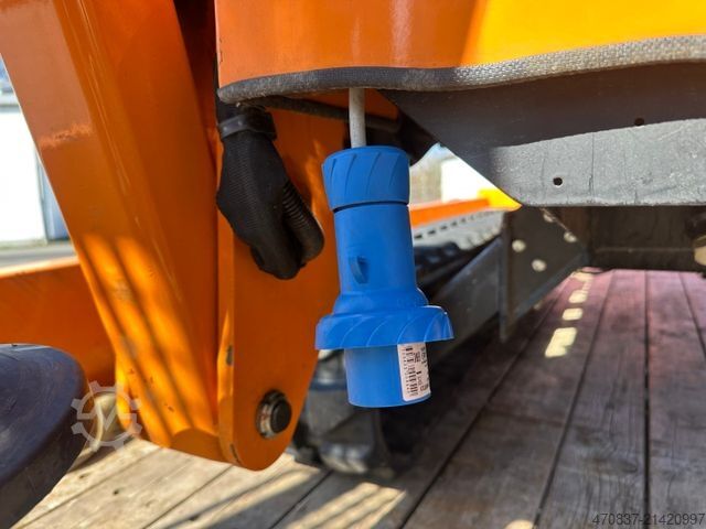 سکو کار نصب‌شده روی کامیون MERCEDES-BENZ Rutmann SA 26 / Raupenbühne / Funk