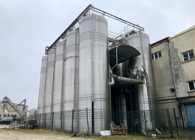 Tangki penyimpanan 90m³ stainless steel tank with heating and a robust funnel