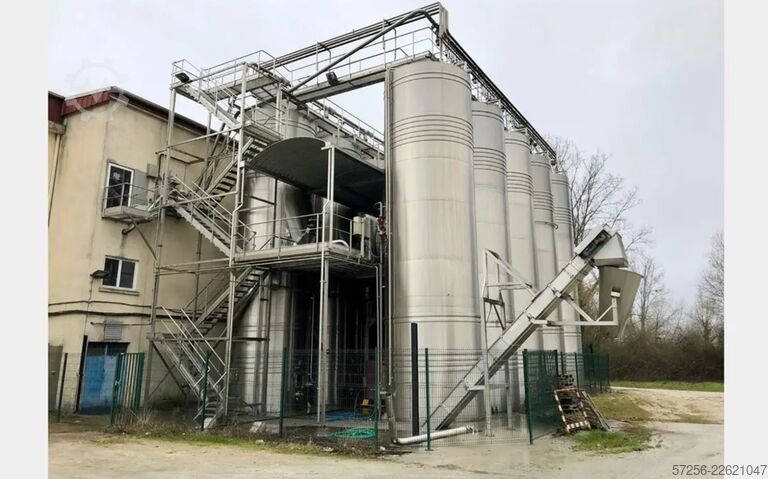 Tangki penyimpanan 90m³ stainless steel tank with heating and a robust funnel