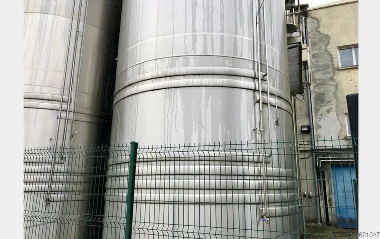 Tangki penyimpanan 90m³ stainless steel tank with heating and a robust funnel