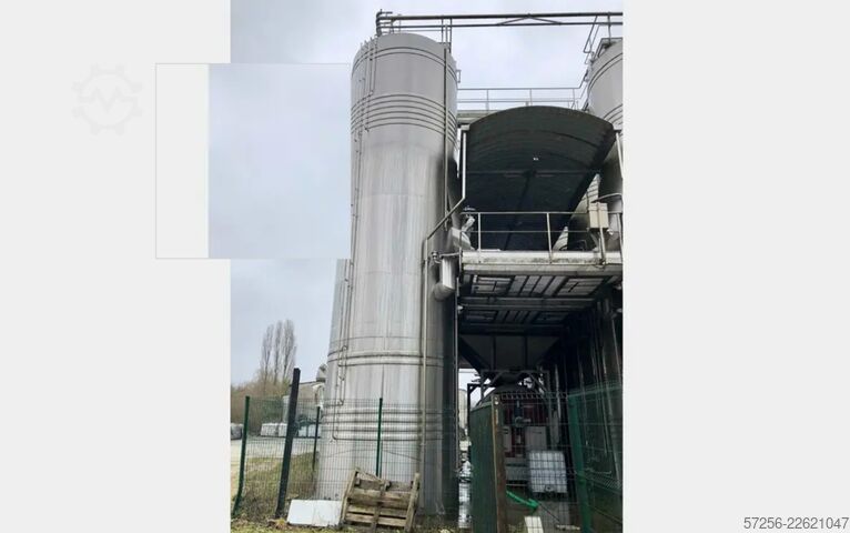 Tangki penyimpanan 90m³ stainless steel tank with heating and a robust funnel