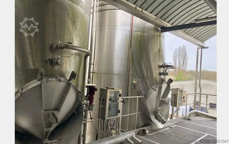 Tangki penyimpanan 90m³ stainless steel tank with heating and a robust funnel