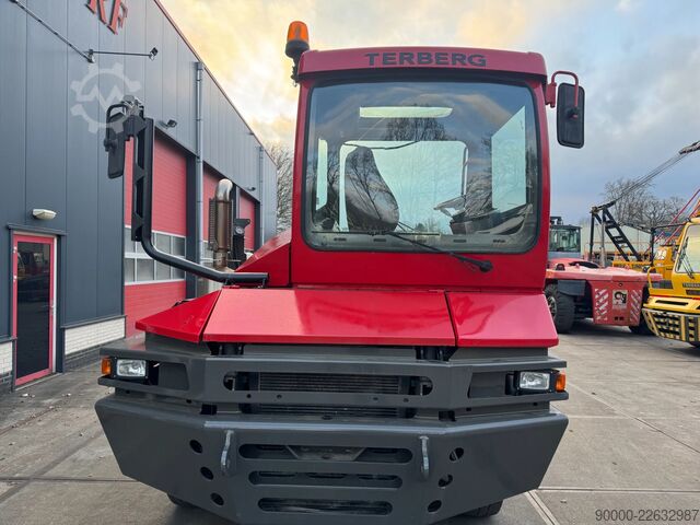 Koncový traktor Terberg TT222