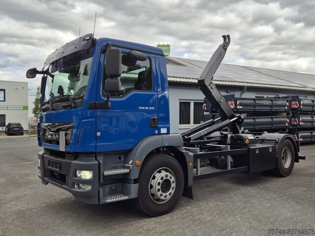 کامیون کمپرسی با جرثقیل قلابی man TGM 18.320 BL 4x2 Abrollkipper 14t Automatik