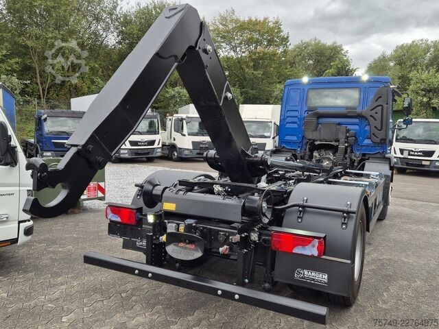 کامیون کمپرسی با جرثقیل قلابی man TGM 18.320 BL 4x2 Abrollkipper 14t Automatik