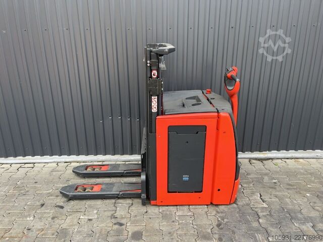 Người xếp hàng cho người đi bộ Linde L16