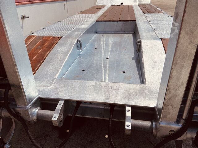 Low loader trailer Möslein T 4 VB F  4 Achs Tieflader- Anhänger, Neufahrzeug