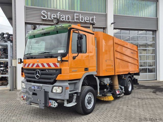 রাস্তা ঝাড়ুদার MERCEDES-BENZ Actros 2032 A 4x4 Bucher STKF 9500 Airport 30x