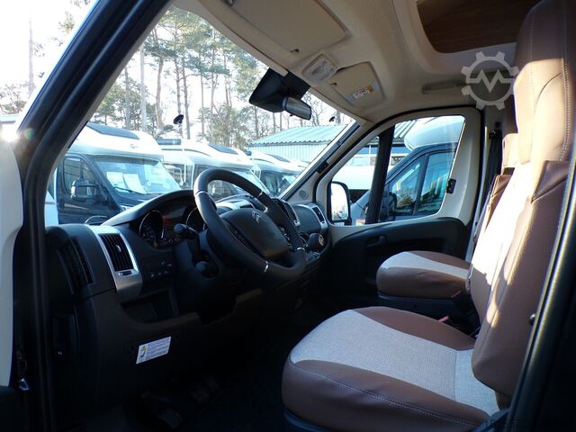 Puoliksi integroitu matkailuauto BÜRSTNER Limited T IT 727 G Hubbett, SAT, Markise