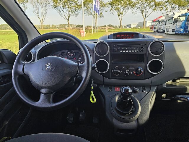 PEUGEOT PARTNER 1.6 automático, aire acondicionado, navegador, sensores de aparcamiento, puerta late PEUGEOT PARTNER 1.6 automaat, airco, navi, pdc, zijdeur
