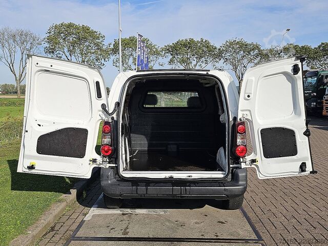 PEUGEOT PARTNER 1.6 automático, aire acondicionado, navegador, sensores de aparcamiento, puerta late PEUGEOT PARTNER 1.6 automaat, airco, navi, pdc, zijdeur