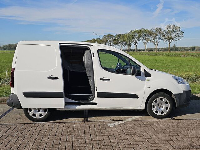 PEUGEOT PARTNER 1.6 automático, aire acondicionado, navegador, sensores de aparcamiento, puerta late PEUGEOT PARTNER 1.6 automaat, airco, navi, pdc, zijdeur