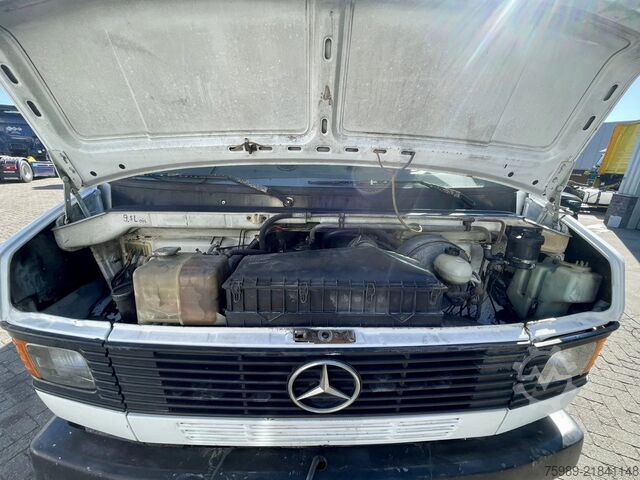 Ladepritsche Mercedes-Benz 711 D open truck. 5.10 m long cargo, 3 seats. V...