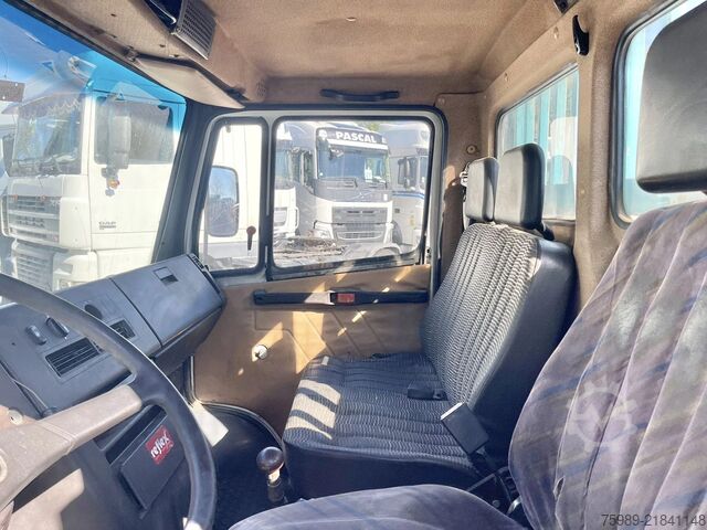Ladepritsche Mercedes-Benz 711 D open truck. 5.10 m long cargo, 3 seats. V...