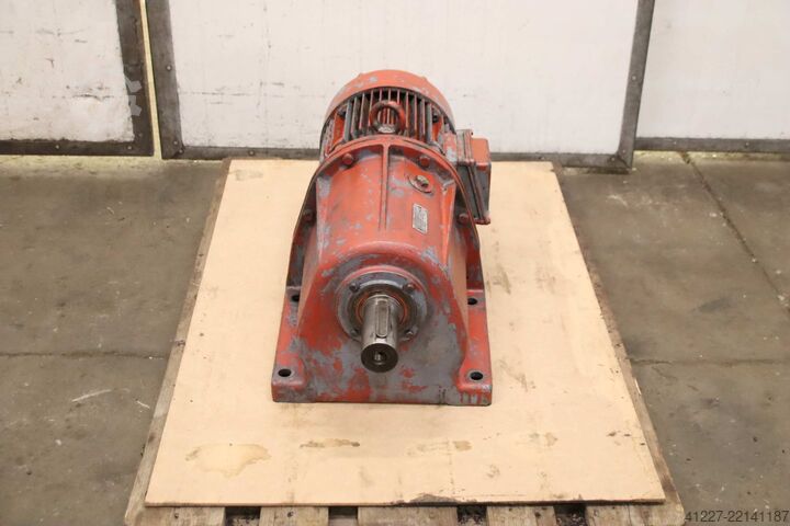 Мотор-редуктор 3,67 кВт 28 об/мин Bauer D447/166
