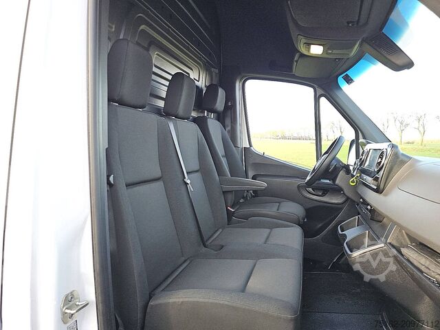 High-roof van MERCEDES-BENZ SPRINTER 317 L2H2 LED MBUX10 RWD!