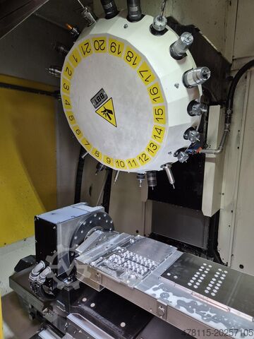ศูนย์เครื่องจักรกลแนวตั้ง Fanuc Robodrill Alpha-D21LiB5