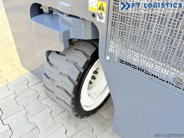 Fireveis truck Combilift CB3000 DIESEL TRIPLEX 4900 POSITIONER