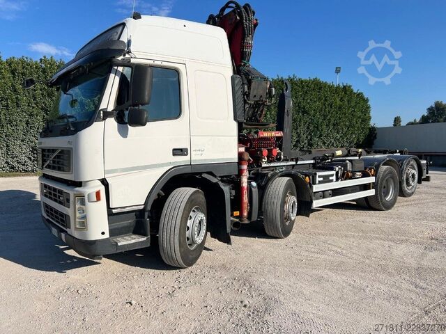 Konkslaaduriga veok VOLVO VOLVO FM82 SCARRABILE CON GRU E POLIPO