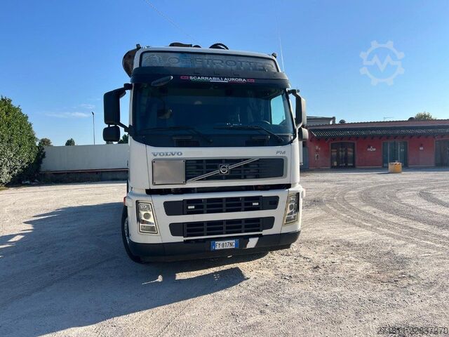 Konkslaaduriga veok VOLVO VOLVO FM82 SCARRABILE CON GRU E POLIPO