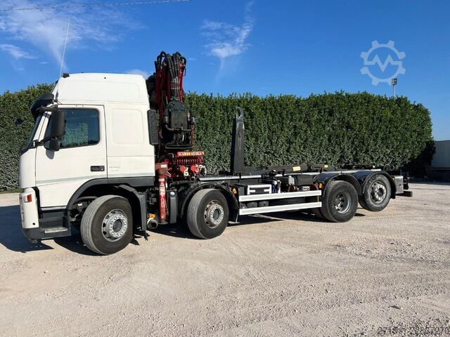 Konkslaaduriga veok VOLVO VOLVO FM82 SCARRABILE CON GRU E POLIPO