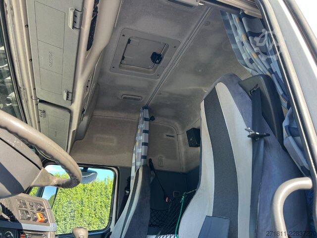 Konkslaaduriga veok VOLVO VOLVO FM82 SCARRABILE CON GRU E POLIPO